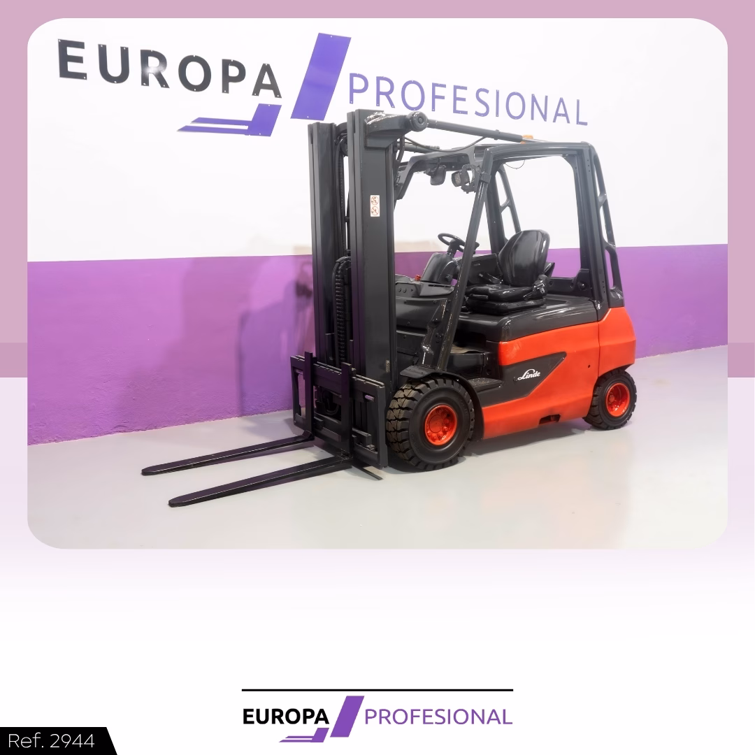 2 - EUROPA PROFESIONAL Red and black Linde forklift with extended forks, indoors against a purple wall featuring the 'EUROPA PROFESIONAL' logo.
