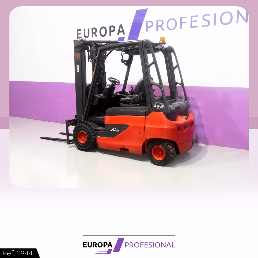 3 - EUROPA PROFESIONAL Red Linde forklift parked indoors against a purple and white wall with Europa Profesional signage.