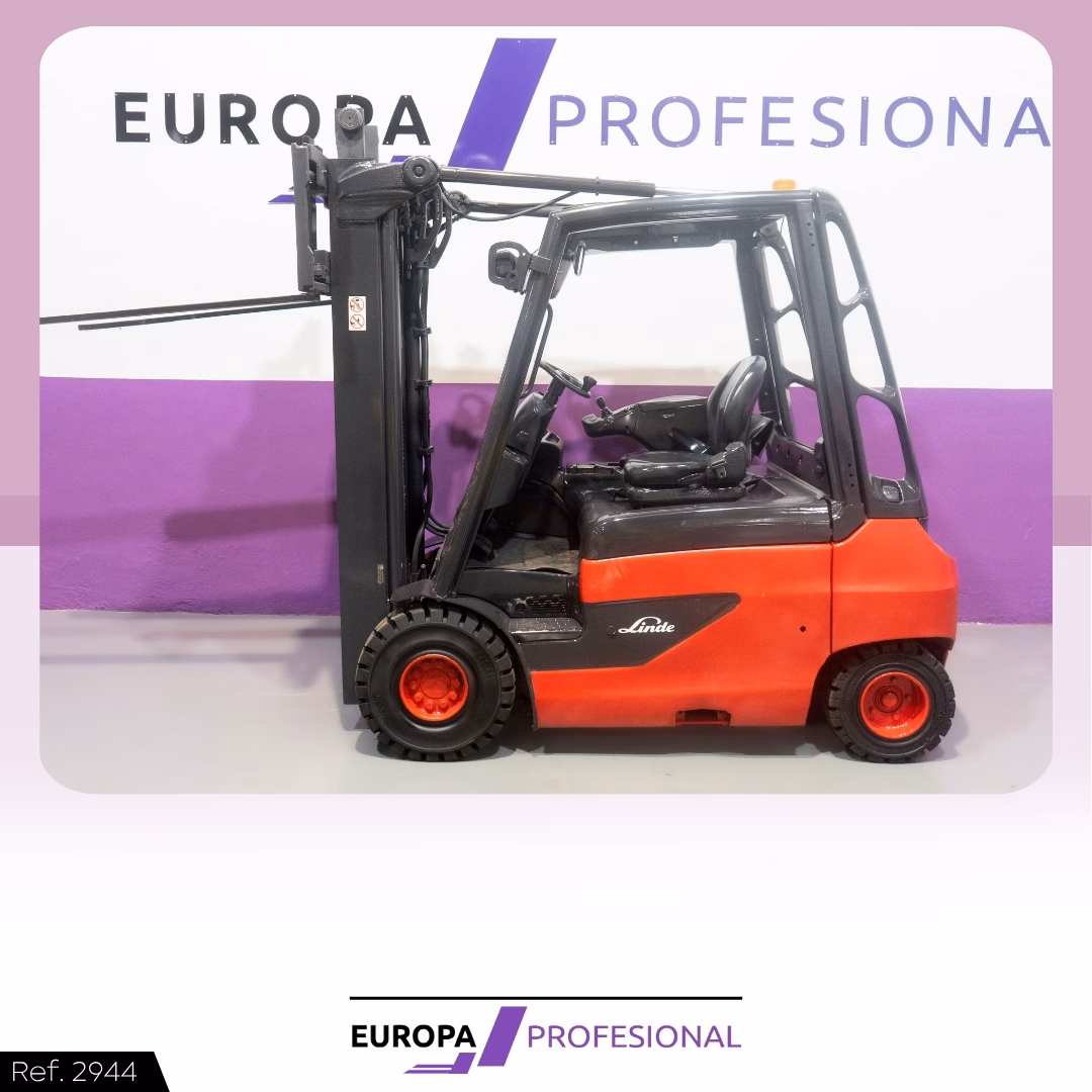4 - EUROPA PROFESIONAL Red and black Linde forklift parked indoors with purple Europa Profesional signage in the background.