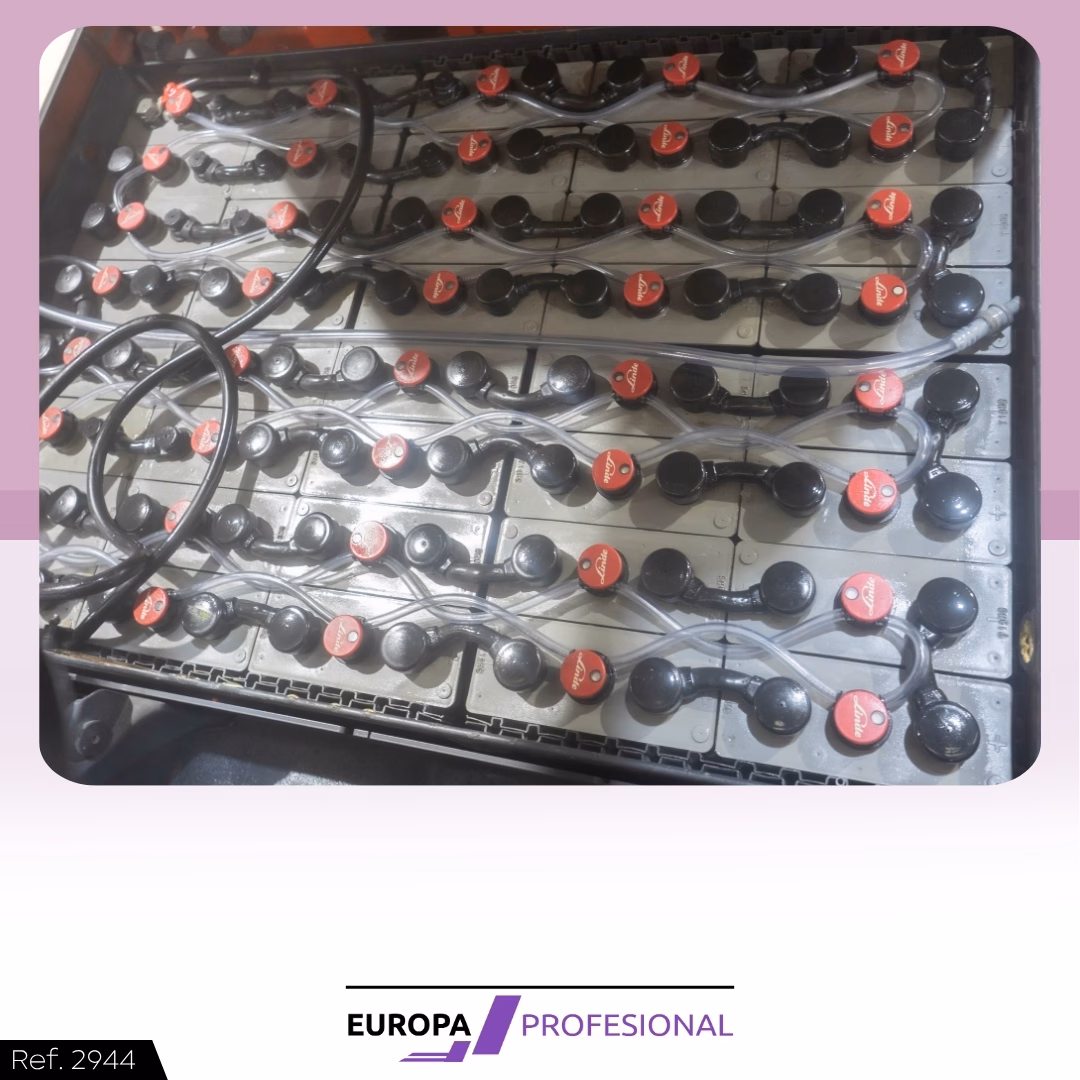 8 - EUROPA PROFESIONAL Large battery bank with multiple cells, red caps, and tangled cables in an industrial cabinet
